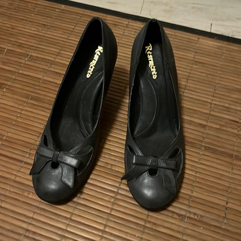 Restricted Leather heels with bows